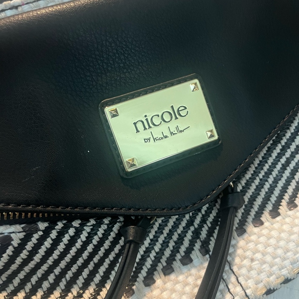 I am selling a White and Black Women's bag, Nicole Brand, very pretty.